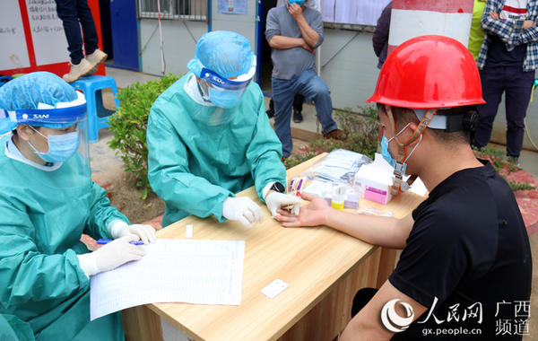 医护人员正在给返岗员工进行新冠肺炎抗体检测。卜英豪摄